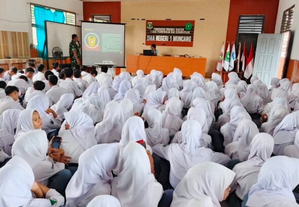 Danramil 0308/Muncang, Kodim 0608/Lebak Kunjungi SMAN 1 Muncang Berikan Pembinaan, Penerus Bangsa Harus Tau Sejarah Perjuangan Bangsa Indonesia
