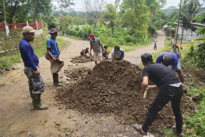 Gotong Royong Perbaikan Jalan Poros Desa Leuwicoo Jelang Tahun Baru, Kades Turun Langsung