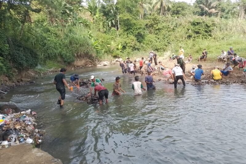 Antisipasi Longsor, Warga Barengkok Kompak Pasang Bronjong di Pinggir Kali Cicariu