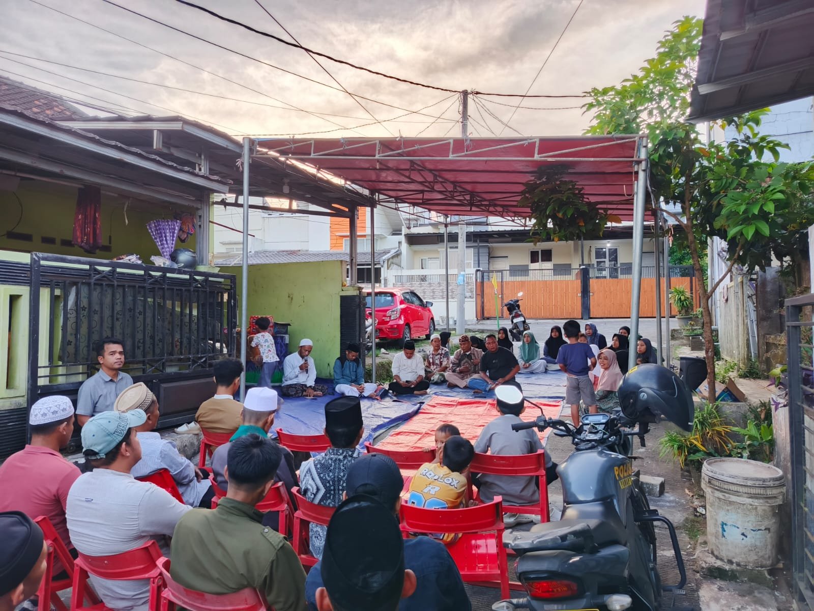 Suasana Haru Tahlilan Tujuh Hari Dani Saeputra, Rekan Media Turut Mendoakan