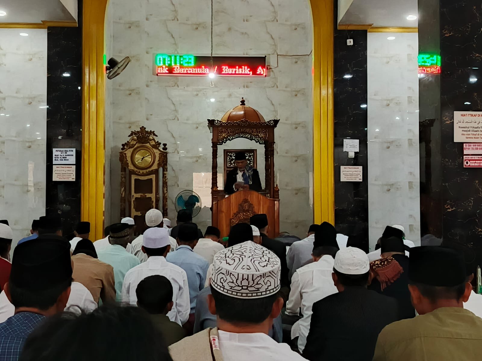 Ratusan Warga Kampung Muncang Gelar Solat Idul Fitri di Masjid Ar-rohman