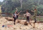 Forkopimcam Leuwidamar meninjau lokasi jembatan gantung ambruk di Sangkanwangi, Lebak, yang menyebabkan akses empat kampung terputus. (Istimewa).