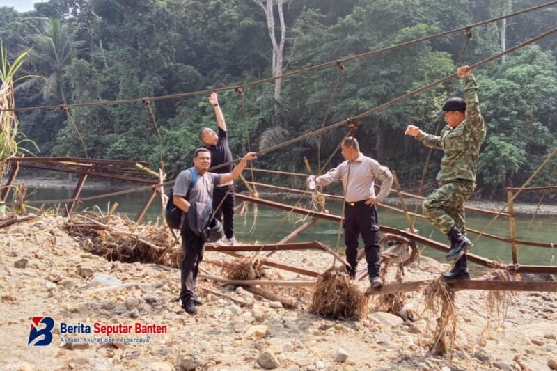 Forkopimcam Leuwidamar meninjau lokasi jembatan gantung ambruk di Sangkanwangi, Lebak, yang menyebabkan akses empat kampung terputus. (Istimewa).