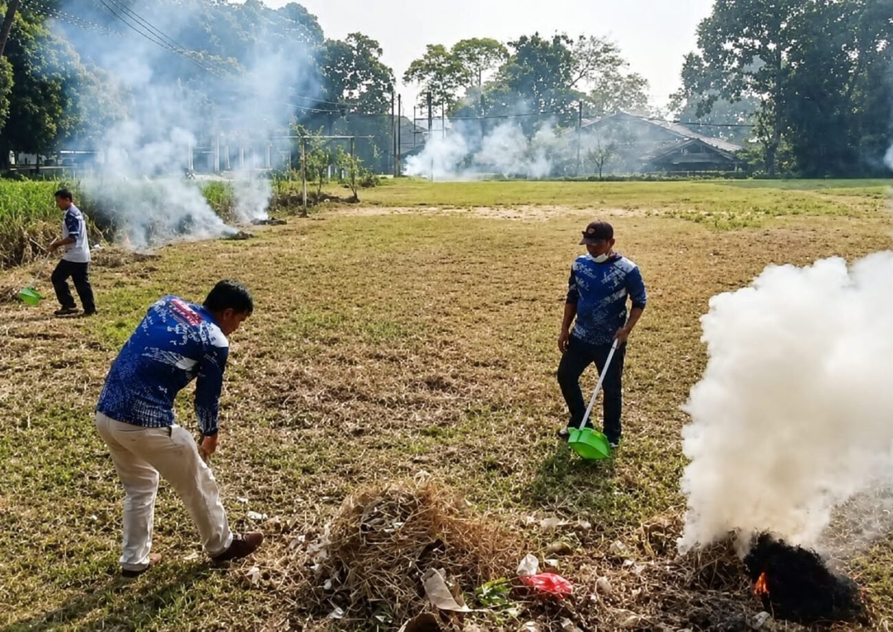 Suasana kegiatan Jumat Bersih di Kantor Kecamatan Muncang yang melibatkan seluruh pegawai kecamatan di Kabupaten Lebak. (Istimewa)