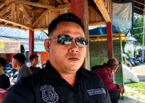Caption Foto SEO Friendly: JI memberikan keterangan terkait pentingnya verifikasi, akurasi, dan keberimbangan dalam pemberitaan proyek jalan di Desa Cisimeut Induk, Kabupaten Lebak. Ia menilai media perlu menyajikan fakta dan informasi proyek secara lengkap agar masyarakat memperoleh informasi yang utuh dan objektif. (Istimewa)