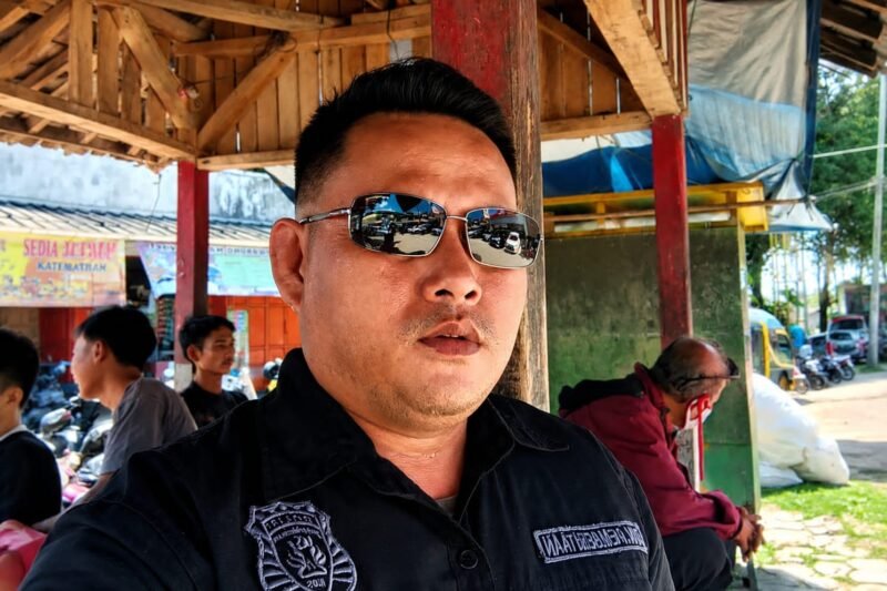 Caption Foto SEO Friendly: JI memberikan keterangan terkait pentingnya verifikasi, akurasi, dan keberimbangan dalam pemberitaan proyek jalan di Desa Cisimeut Induk, Kabupaten Lebak. Ia menilai media perlu menyajikan fakta dan informasi proyek secara lengkap agar masyarakat memperoleh informasi yang utuh dan objektif. (Istimewa)