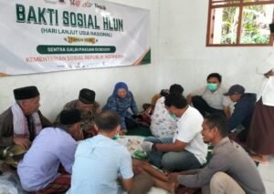Peserta menjalani sunatan massal gratis di Desa Sukanagara, Kecamatan Muncang, Kabupaten Lebak. Program sosial ini digelar Forum LKS Kabupaten Lebak bersama Sentra Galih Pakuan Bogor dan Dinas Sosial Kabupaten Lebak. (Istimewa)