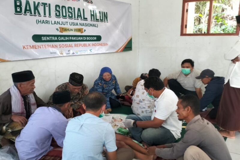 Peserta menjalani sunatan massal gratis di Desa Sukanagara, Kecamatan Muncang, Kabupaten Lebak. Program sosial ini digelar Forum LKS Kabupaten Lebak bersama Sentra Galih Pakuan Bogor dan Dinas Sosial Kabupaten Lebak. (Istimewa)