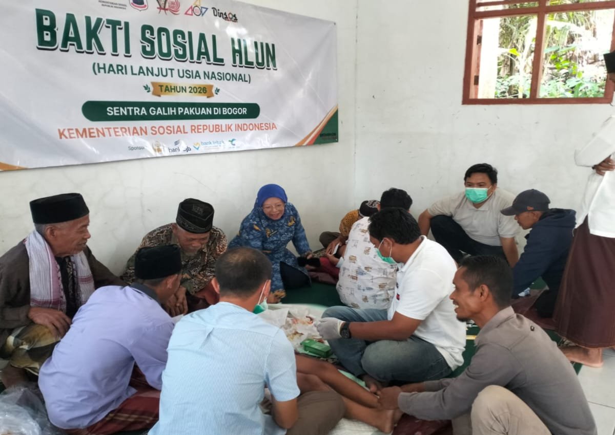 Peserta menjalani sunatan massal gratis di Desa Sukanagara, Kecamatan Muncang, Kabupaten Lebak. Program sosial ini digelar Forum LKS Kabupaten Lebak bersama Sentra Galih Pakuan Bogor dan Dinas Sosial Kabupaten Lebak. (Istimewa)