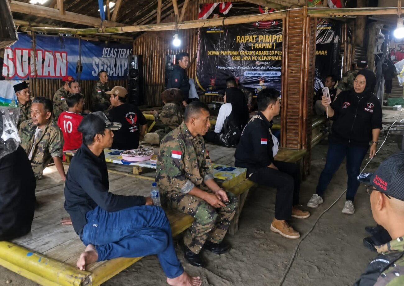 Foto bersama pengurus DPC dan PAC GRIB Jaya Kabupaten Lebak usai Rapimcab di Pantai Bagedur