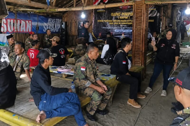 Foto bersama pengurus DPC dan PAC GRIB Jaya Kabupaten Lebak usai Rapimcab di Pantai Bagedur