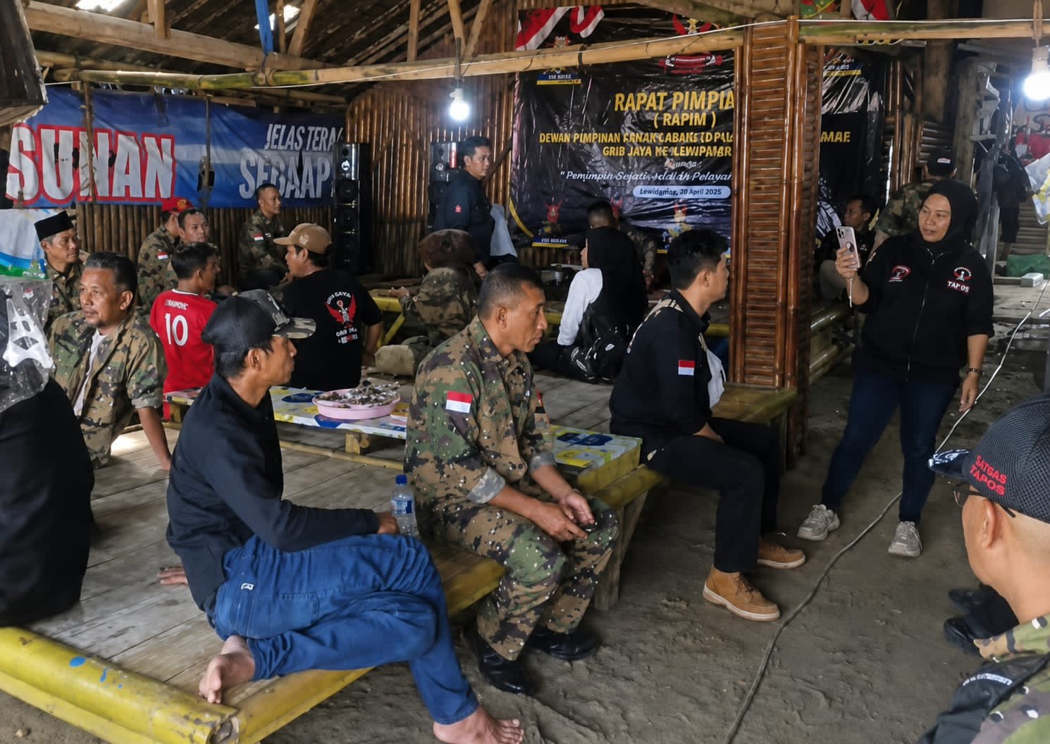 Foto bersama pengurus DPC dan PAC GRIB Jaya Kabupaten Lebak usai Rapimcab di Pantai Bagedur