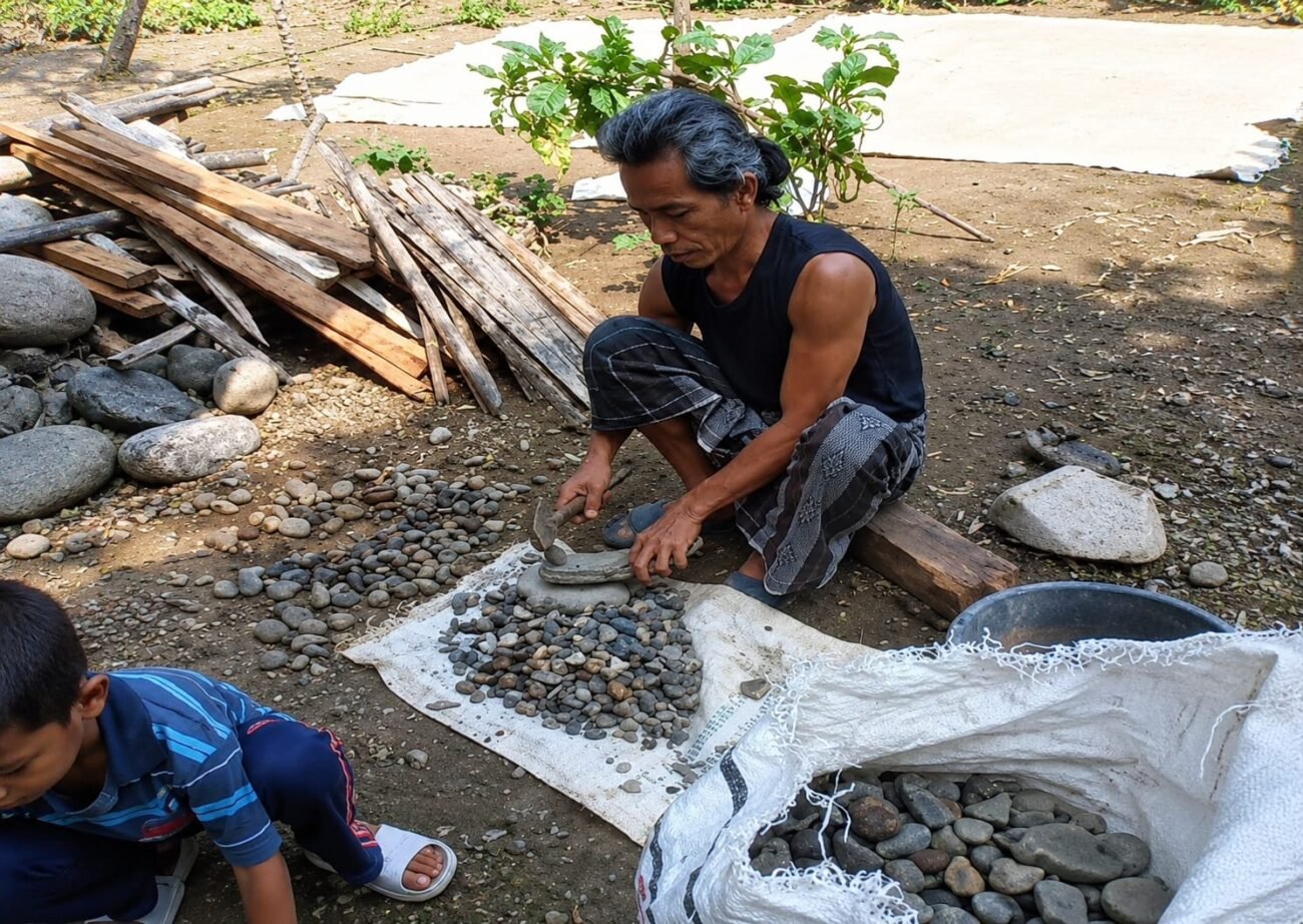 Warga Kampung Palendeng Himpun Swadaya Demi Wujudkan Pengecoran Jalan Kadu Edan